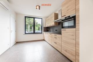 Wees welkom in deze recent gerenoveerde woning in hartje Leuven! Rustig gelegen doch dichtbij het bruisende centrum, is het zalig wonen. Je komt binnen in een aparte inkomhal met plaats voor een vestiaire. Deze hal leidt naar de open keuken die is uitgerust met alle nodige toestellen: inductiekookplaat, dampkap, oven, koelkast, vriezer en vaatwasser. Deze open ruimte vloeit voort in de ruime woonkamer, voorzien van grote raampartijen die bijdragen aan het ruimtelijk gevoel en zorgen voor veel lichtinval. Vanuit de leefruimte stap je uit op de zuidelijkgerichte koer / terras, waar u kunt genieten van de zon. In de leefruimte bevindt zich nog een afzonderlijke gang met toegang tot een apart toilet en een kelder voor extra bergruimte. Op de bovenverdieping vindt u een grote slaapkamer, een badkamer en een technische ruimte, die ook kan dienen als extra opbergruimte. De badkamer beschikt over een grote inloopdouche, dubbele wastafel en geeft toegang tot een tweede apart toilet. Nog een verdieping hoger bevindt zich de tweede en tevens grootste slaapkamer. Met zijn EPC-label A is deze woning zeer energiezuinig. Verder is er in elke ruimte airco voorzien voor zowel koeling in de zomer als verwarming in de winter. Bijkomende pluspunten zij de aanwezigheid van zonnepanelen en een warmtepomp. Kortom, een leuke opportuniteit om te wonen in de stad! Beschikbaar vanaf 01/08. Interesse? Aarzel niet ons te contacteren via info@homies.be.<br />