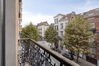 Bright one-bedroom apartment (94 m²) located on Chaussée de Waterloo in Ixelles, within walking distance of Parc Ten Bosch, Avenue Louise, Bois de...