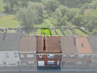 <p><strong>Spacieuse maison familiale avec jardin au cœur de Denderleeuw</strong></p>
<p>Située dans la commune très prisée de <span><span>Denderleeuw</span></span>, cette habitation particulièrement spacieuse, solide et fonctionnelle bénéficie d’une situation idéale à proximité du centre-ville, des commerces, des écoles, des transports en commun et de toutes les commodités nécessaires.</p>
<p>Au rez-de-chaussée, la maison se compose d’un vaste hall d’entrée séparé menant vers la cuisine et le lumineux espace de vie. Ce séjour spacieux offre suffisamment de place pour aménager un agréable salon ainsi qu’une salle à manger complète. Attenante au séjour, une première salle de bains est équipée d’un lavabo, d’une toilette et d’une douche.</p>
<p>La cuisine séparée et entièrement équipée donne accès à la véranda. Celle-ci mène directement à la terrasse qui surplombe le jardin clôturé ainsi que la nature environnante. Malgré la situation centrale dans la dynamique commune de Denderleeuw, vous pourrez profiter ici d’un environnement calme et verdoyant.</p>
<p>Le rez-de-chaussée comprend également un espace garage très pratique. Bien qu’il ne soit pas accessible pour une voiture, il offre de nombreuses possibilités de rangement pour vélos, cyclomoteurs, congélateur, réfrigérateur, machine à laver, sèche-linge et autres équipements. De plus, un parking est aménagé dans la rue, permettant de stationner un véhicule en toute sécurité à distance de marche de la maison. Une cave complète également le bien et sert actuellement d’espace de rangement supplémentaire.</p>
<p>Le premier étage abrite quatre chambres à coucher de belles dimensions ainsi qu’une salle de bains équipée d’un lavabo, d’une baignoire et d’une toilette. Un escalier fixe mène au grenier, actuellement utilisé comme espace de stockage, mais pouvant parfaitement être aménagé en chambre(s) supplémentaire(s) ou en espace hobby.</p>
<p>L’atout majeur de cette habitation réside sans aucun doute dans les volumes généreux qu’elle offre. Grâce à son agencement pratique, ses grandes pièces de vie et son potentiel supplémentaire, ce bien constitue une maison familiale idéale pour les personnes souhaitant vivre confortablement dans un environnement stratégique à proximité de <span><span>Bruxelles</span></span>.</p>
<p>En outre, l’installation électrique est conforme, ce qui représente un avantage important et une tranquillité d’esprit supplémentaire pour les futurs propriétaires.</p>