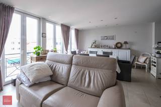 Mooi verzorgd appartement in het centrum van Kortrijk. Bestaande uit: Inkomhal, living, ingerichte keuken, berging, 2 slaapkamers, badkamer en kelderberging. Reeds lange tijd verhuurd aan goede huurders, een prima investering. Aarzel niet ons te contacteren voor een vrijblijvend bezoek.