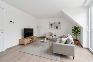 Welkom thuis in deze stijlvolle nieuwbouwduplex, ideaal gelegen in het hart van Oostende. Dankzij de centrale ligging bevindt u zich op wandelafstand van winkels, restaurants, het strand en het station, terwijl u toch geniet van de rust van een straat met weinig passage.<br /><br />Deze duplex werd ontworpen met oog voor ruimte, licht en wooncomfort. Op het gelijkvloers bevindt zich de ruime leefruimte met een gezellige woonkamer die naadloos overgaat in de moderne open keuken. De keuken is uitgerust met een praktisch keukeneiland en hoogwaardige toestellen, waardoor koken en samenzijn perfect samengaan. De open indeling zorgt voor een aangename en eigentijdse sfeer waarin het dagelijkse leven optimaal tot zijn recht komt.<br /><br />Vanuit de leefruimte heeft u rechtstreeks toegang tot het aangename terras, een heerlijke buitenruimte waar u in alle rust kunt genieten van een ontbijt in de ochtendzon, een aperitief met vrienden of ontspannen momenten in de buitenlucht.<br /><br />Op de verdieping bevinden zich de twee comfortabele slaapkamers, beide met voldoende ruimte voor praktische opbergmogelijkheden. Ook de stijlvolle badkamer bevindt zich op deze verdieping en werd afgewerkt met kwaliteitsvolle materialen. Ze beschikt over een douche en een eigentijdse uitstraling. Daarnaast is er een aparte berging voor extra comfort.<br /><br />Deze nieuwbouwduplex combineert een hoogwaardige afwerking, een doordachte indeling met de leefruimtes op het gelijkvloers en de slaapvertrekken op de verdieping, én een toplocatie in Oostende. Een unieke opportuniteit voor wie op zoek is naar comfortabel wonen aan de kust of een zorgeloze investering.<br /><br />Interesse in dit project? Contacteer ons vandaag nog voor een vrijblijvend bezoek en ontdek zelf alle troeven van deze prachtige duplexwoning.