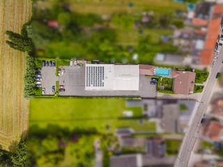 Polyvalent bedrijfsgebouw met luxueuze woning te koop te Lendelede op een totale grondoppervlakte van 3.704m². <br /><br />Bedrijfsgebouw bestaande uit een moderne loods van ca. 675m² , een tussenverdiep van ca. 300m², een ruime kelder met goederenlift van ca. 385m² en een bijhorende moderne kantoorruimte van ca. 375m². Ruime private parking aanwezig. <br /><br />Luxueuze woning met bewoonbare oppervlakte van 298m² ingericht en afgewerkt met hoogwaardige materialen. Aanwezigheid van bijgebouw en zwembad. <br /><br />Specificaties bedrijfsgebouw:<br />- opgebouwd in 2 gedeelten<br />- 3 fasen elektriciteit<br />- 6 sectionaalpoorten<br />- mezzanine<br />- goederenlift <br />- grotendeels onderkelderd<br />- polybetonvloer<br />- verlichting<br />- ruime parking<br /><br />Specificaties kantoor:<br />- 3 aparte burelen, aparte vergaderzaal en open landschapskantoor<br />- ingemaakte kasten en meubilair op maat (blijft aanwezig)<br />- verwarming en airco<br />- ventilatie<br />- domotica<br /><br />Specificaties woning:<br />- 3 slaapkamers + badkamers, leefruimte, bureau, keuken, berging, goederenlift, wijnkelder, ... <br />- bijgebouw en zwembad<br />- domotica + alarm<br />- hyper luxueuze en moderne afwerking<br /><br />Aanwezigheid van zonnepanelen. <br /><br />Gelegen nabij de Rijksweg (N36) te Lendelede met een goede ontsluiting. <br />Ideaal voor wie wonen met werken wil combineren.<br /><br />Dit pand kan onderhevig zijn aan de renovatieverplichting voor niet-residentiële gebouwen. Consulteer voor meer informatie de website van het Vlaams Energie- en Klimaatagentschap via https://www.energiesparen.be/nr/renovatieverplichting.<br /><br /><br />Bestuursmaatregelen in het maatregelenregister: in aanvraag
