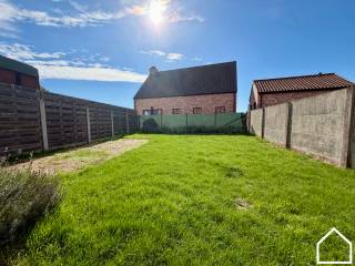 BEKIJK DE VASTGOEDVIDEO https://youtube.com/shorts/Xtu8RlFpc8o<br /><br />Deze aangename woning biedt verrassend veel ruimte en beschikt over een praktische indeling met heel wat extra bergruimte.<br /><br />Op het gelijkvloers bevindt zich de leefruimte, die is opgedeeld in twee delen en daardoor verschillende mogelijkheden biedt voor het creëren van een aparte eet- en zithoek. Aansluitend vinden we de ingerichte keuken, voorzien van een vaatwasser, microgolfoven, heteluchtoven, kookplaat op aardgas en koelkast. <br /><br />Vanuit de woning is er toegang tot het terras en de tuin, waar u in alle rust van het buitenleven kunt genieten. Achteraan bevinden zich bovendien een ruime buitenberging en een afzonderlijke fiets- en vuilnisberging.<br /><br />Op de tussenverdieping bevindt zich de badkamer, uitgerust met een douchecel, een lavabomeubel en toilet. Daarnaast zijn hier ook de aansluitingen voor een wasmachine en droogkast voorzien.<br /><br />De eerste verdieping telt drie slaapkamers, waaronder één bijzonder ruime slaapkamer.<br /><br />Via een valtrap is de ruime zolder bereikbaar, die heel wat extra opbergmogelijkheden biedt. Daarnaast beschikt de woning over een droge kelder, ideaal als bijkomende voorraad- of bergruimte.<br /><br />Extra troeven zijn de aanwezige rolluiken en het blanco elektrisch keuringsverslag.<br /><br />Ook voor investeerders is deze woning bijzonder interessant. Het pand is doorheen de jaren steeds verhuurd geweest en kan dan ook uitstekend dienstdoen als opbrengsteigendom. Dankzij de praktische indeling, drie slaapkamers en aangename buitenruimte is dit een woning met een interessant verhuurpotentieel.<br /><br />Kortom, een ruime en veelzijdige woning die zowel geschikt is als eigen gezinswoning als interessante vastgoedinvestering.<br /><br />Interesse?  Contacteer Frédéric via verkoop@partnersinvastgoed.be of 057/21.93.36<br /><br />Wenst u uw woning te verkopen maar weet u niet wat uw woning waard is of hoe het verkoopsproces verloopt?  Contacteer Partners in vastgoed voor een eerste vrijblijvende gesprek!