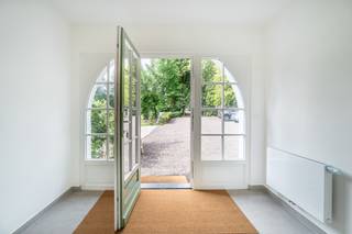 PLAN U BEZOEK OP ONZE WEBSITE: https://www.claeswillems.be/nl/te-huur
Deze charmante woning is gelegen op het einde van een private oprit en biedt een unieke combinatie van rust en gezelligheid.
Bij het betreden van de woning komt u eerst in een inkom, gevolgd door een ruime inkomhal die toegang geeft tot de lichtrijke leefruimte met een recent gerenoveerde open keuken. Op het gelijkvloers bevinden zich eveneens een aparte berging, een gastentoilet en een rechtstreekse toegang tot de aangename tuin, waar u in alle rust kunt genieten van het buitenleven.
Verder beschikt de woning op het gelijkvloers over een ruime slaapkamer met een en-suite badkamer, voorzien van een wastafel en ligbad. Daarnaast is er een tweede, aparte badkamer met wastafel en douche, wat extra comfort biedt.
Op de eerste verdieping bevinden zich nog twee ruime slaapkamers, ideaal voor een gezin, een hobbyruimte of een thuiskantoor.
Dankzij de volledige renovatie verkeert de woning in uitstekende staat en is ze volledig instapklaar. Bovendien beschikt de woning over een gunstig EPC-label B, wat garant staat voor een energiezuinige en comfortabele woonomgeving.
Deze woning is de ideale keuze voor wie op zoek is naar een rustige woonomgeving met een praktische indeling, veel ruimte en alle comfort om aangenaam te wonen.