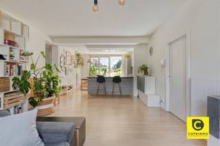 <p><span>Uniek gelijkvloers 2-slaapkamerappartement (103 m²) met ruim zuidterras in de groene Veldekens!</span></p><p><span>Bent u op zoek naar een instapklaar, vlot toegankelijk en modern gelijkvloers appartement met een royale buitenruimte op een absolute droomlocatie? Dit prachtige 2-slaapkamerappartement van ca. 103 m² bevindt zich op het gelijkvloers van een kleinschalig en recent gebouw in de gegeerde Veldekenswijk een verborgen, rustig stukje groen in Berchem. Met een uitstekende Mobiscore van 9,5/10 woont u hier heerlijk rustig aan een recent heraangelegd woonerf. Binnen een straal van enkele honderden meters vindt u crèches, basisscholen, parken met speeltuintjes, sportcentrum Het Rooi en nabijgelegen zorgvoorzieningen.</span></p><p><span> </span></p><p><span>Dankzij de toplocatie staat u op slechts 10 minuten wandelen van station Berchem en de dichtstbijzijnde tramhalte. Ook de Antwerpse Ring en de belangrijkste uitvalswegen (richting Brussel, Mechelen en Gent) zijn in no-time bereikbaar ideaal voor forensen, zonder ooit gehinderd te worden door de verkeersdrukte!</span></p><p><span> </span></p><p><span>Inkomhal, toilet & praktische berging</span></p><p><span>U komt het appartement binnen via een verzorgde inkomhal voorzien van een handige vestiairekast. Vlak bij de inkom bevindt zich het aparte gastentoilet met handenwasser én een zeer ruime, praktische berging/wasplaats met alle nodige aansluitingen voor uw wasmachine en droogkast.</span></p><p><span> </span></p><p><span>Lichtrijke leefruimte & Moderne open keuken (ca. 41 m²)</span></p><p><span>Via de hal wandelt u de lichtrijke leefruimte binnen. Dankzij de grote raampartijen aan beide kanten geniet de kamer van een prachtige, natuurlijke lichtinval. Het kloppend hart van de woning is de strakke, moderne open keuken uitgerust met een stijlvol kookschiereiland/bar, een kwalitatief werkblad en hoogwaardige Siemens inbouwtoestellen (inclusief inductiekookplaat). Een heerlijke plek om te koken en te ontvangen!</span></p><p><span> </span></p><p><span>Slaapkamers & Badkamer</span></p><p><span>Via de nachthal bereikt u de twee volwaardige slaapkamers. De master bedroom biedt ruim voldoende plek voor een groot bed en kastenwand, terwijl de tweede slaapkamer zich perfect leent als logeerkamer, kinderkamer of thuiswerkbureau/dressing. De verzorgde badkamer is compleet uitgerust met zowel een comfortabel ligbad als een ontspannende regendouche en een modern wasmeubel.</span></p><p><span> </span></p><p><span>Riant, deels overdekt zuidterras (ca. 36 m²)</span></p><p><span>Vanuit de leefruimte stapt u direct op de absolute parel van dit appartement: het zeer ruime, deels overdekte zuidterras van ca. 36 m². Hier geniet u van 's morgens tot 's avonds in alle privacy van de zon en het rustgevende zicht op de gedeelde groene binnentuin.</span></p><p><span> </span></p><p><span>Parkeren, kelder & fietsenstalling</span></p><p><span>Bij het appartement hoort een private kelderberging. Daarnaast beschikt het gebouw over een handige, afgesloten gemeenschappelijke fietsenstalling. Een ondergrondse autostaanplaats is mee aan te kopen voor 25.000 euro.</span></p><p><span> </span></p><p><span>De highlights op een rij:</span></p><p><span>- Toplocatie: Gelegen in de rustige, groene Veldekenswijk te Berchem aan een heraangelegd woonerf (Mobiscore 9,4/10).</span></p><p><span>- Ruim & Lichtrijk: Ca. 103 m² bewoonbare oppervlakte met grote raampartijen aan beide kanten.</span></p><p><span>- Moderne afwerking: Open leefruimte (ca. 41 m²) met stijlvol kookschiereiland en Siemens-toestellen.</span></p><p><span>- Groot zuidterras (ca. 36 m²): Deels overdekt buitenleven met vrij zicht op de gedeelde binnentuin.</span></p><p><span>- Comfort: 2 slaapkamers, compleet uitgeruste badkamer (bad + regendouche) en aparte wasberging.</span></p><p><span>- Praktisch: Private kelderberging, gedeelde fietsenstalling en optionele ondergrondse autostaanplaats (25.000 euro).</span></p><p><span> </span></p><p><span>Kortom: een zeldzame kans op ruim, zorgeloos en groen wonen op het gelijkvloers in Berchem! Plan snel uw bezoek ter plaatse.</span></p>