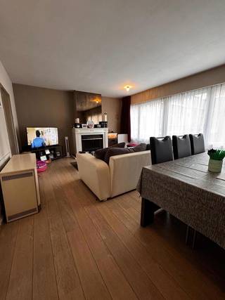 Deze verzorgde opbrengsteigendom bestaat uit een handelsgelijkvloers en een duplex appartement. Beide zijn verhuurd. De eigendom is gelegen in...