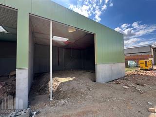 KMO-unit van 123 m² met 1 privatieve parkeerplaats TE KOOP in Anzegem.<br /><br />Deze casco magazijnruimte bevindt zich op de kop van het project (ZICHTLOCATIE) en is toegankelijk via een automatische sectionaalpoort van 4m x 4,5m. Verder is de unit uitgerust met een lichtstraat en een betonvloer.<br />Aansluiting van nutsvoorzieningen komen binnen in de unit.<br />De magazijnruimte heeft een vrije hoogte van 4,92 m.<br /><br />De nieuwe KMO-ontwikkeling 'HOEKSTRAAT' bestaat uit 19 KMO-units met oppervlaktes tussen 76 m² en 730 m² (eventueel samen te voegen tot grotere entiteiten).<br /><br /><strong>Contacteer PANORAMA B2B voor bijkomende (technische) inlichtingen, plannen of een vrijblijvend plaatsbezoek 0460 97 66 66.</strong>
