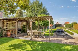 <p>Op een rustige en aangename locatie in Meerbeke (Ninove) bevindt zich deze ruime alleenstaande woning uit 1970, gelegen op een prachtig perceel van maar liefst 967 m².</p><p>Via de inkomhal, voorzien van een vestiaire en apart toilet, komen we binnen in de woning. De lichtrijke leefruimte van 33 m² sluit aan op de volledig geïnstalleerde keuken van 12 m². Verder beschikt het gelijkvloers over een gezellige veranda en praktische bergruimte.</p><p>Via de nachthal bereiken we de eerste twee slaapkamers en het bureau. De badkamer van 6 m² is uitgerust met een ligbad en dubbele lavabo.</p><p>Op de ruime bovenverdieping bevinden zich nog twee slaapkamers. Bovendien is er de mogelijkheid om een derde slaapkamer te creëren.</p><p>De prachtig aangelegde tuin met vijver vormt zonder twijfel een van de grote troeven van deze woning. Hier geniet je volop van rust, privacy, het zonnetje en de buitenlucht.</p><p>Daarnaast beschikt de woning over een garage en meerdere buitenstaanplaatsen, ideaal voor gezinnen met meerdere voertuigen.</p><p>Ook qua ligging heeft deze woning heel wat te bieden. Winkels, scholen, openbaar vervoer, sportfaciliteiten en belangrijke invalswegen bevinden zich allemaal binnen handbereik. Zo combineert deze woning een rustige woonomgeving met een bijzonder praktische ligging. Stedenbouwkundige inlichtingen in aanvraag.</p><p> </p>