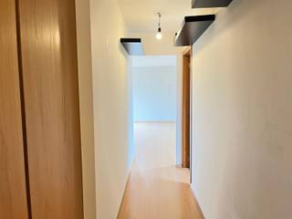 Zonnig dakappartement op 2de verdieping in doodlopende straat met 2 slaapkamers, woonkamer met open keuken, ruime bergzolder, zuid-gericht terras...