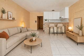 Dit te renoveren appartement van ca 55m2 maakt deel uit van een kleinschalig gebouw en heeft volgende indeling: inkomhal, leefruimte met...