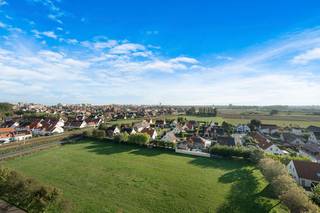 Dit lichtrijk appartement is gelegen op de 9de verdieping en bestaat uit:<br /><br />Inkomhal met vestiaireruimte, volledig ingerichte keuken, leefruimte uitgevend op het terras, aparte slaapkamer voor dubbelbed, slaaphoek, badkamer met ligbad en dubbele lavabo, apart toilet.<br /><br />Extra groot terras met magnifieke zichten over het hinterland.<br /><br />Mogelijkheid tot aankoop van een parking op -1.<br /><br />Het complex is goed en rustig gelegen op wandelafstand van de Zeedijk, winkels en openbaar vervoer.<br />Het domein beschikt over volgende faciliteiten:<br />binnenzwembad, volleybalveld, strand, meer....<br /><br />Info of bezoek: Andries De Leyn 0472/53.66.09