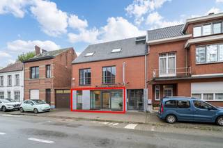 Modern en instapklaar handelspand, volledig ingericht als kantoorruimte, gelegen op het gelijkvloers met een oppervlakte van ca. 95m².<br /><br />Perfect voor vrije beroepen of ondernemers in de dienstensector.<br /><br />Je komt binnen via een automatische inkomdeur in een stijlvolle wachtruimte. De afgesloten kantoorruimte is ruim en praktisch ingedeeld, klaar voor gebruik. Achteraan vind je een compacte keuken met toestellen, een apart toilet en een berging of stockageruimte.<br /><br />Extra troeven?<br />• Volledig ingericht – mogelijkheid tot overname van materiaal<br />• Airco met verwarmingsfunctie – energiezuinig en comfortabel<br />• Parkeergelegenheid voor én achter het gebouw<br />• Onmiddellijk beschikbaar – geen wachttijd, gewoon starten<br /><br />Op zoek naar een professioneel pand op een goede locatie?<br />Bezoeken zijn mogelijk, steeds op afspraak. 📞