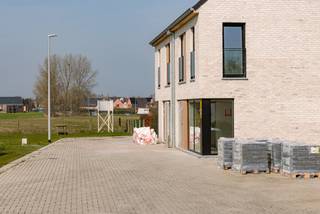 Deze kleinschalige verkaveling combineert open en halfopen bebouwingen in een rustig woonerf, op een uiterst vlot bereikbare locatie nabij het centrum van Torhout, de ring en belangrijke invalswegen. De woningen worden gerealiseerd in een moderne, landelijke architectuur met twee bouwlagen en een hellend dak.<br /><br />De woningen zijn ontworpen met oog voor hedendaags wooncomfort, energiezuinigheid en een praktische indeling. Er is bovendien de mogelijkheid om de woning uit te breiden tot vier slaapkamers, ideaal voor gezinnen of wie extra ruimte wenst.<br /><br />Troeven:<br />• Mogelijkheid tot 4 Volwaardige slaapkamers<br />• Open leefruimte met keuken<br />• Vloerverwarming<br />• Lucht/water warmtepomp<br />• Zonnepanelen<br />• Regenwaterpomp<br />• Open en halfopen bebouwingen<br />• Modern-landelijke architectuur<br />• Rustig woonerf<br />• Vlotte verbinding naar centrum Torhout, ring en autosnelwegen<br /><br />Alle vermelde prijzen zijn exclusief btw en aankoopkosten. Een gedetailleerde prijslijst is beschikbaar op aanvraag.<br /><br />Voor meer informatie of een afspraak, contacteer Simon via 0498 12 37 08 of via simon@vicusvastgoed.be.