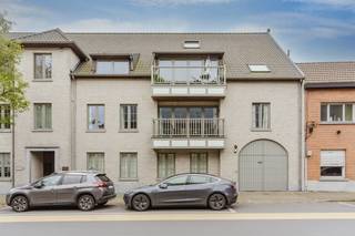 LIGGINGIn hartje Ertvelde, met vlotte verbinding naar Gent en de E34, bevindt zich dit instapklare appartement op de bovenste verdieping van een...