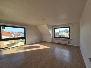 Ruim en comfortabel appartement te huur op jaarbasis in De PanneBent u op zoek naar een aangenaam en verzorgd appartement aan de Belgische kust?Dan...