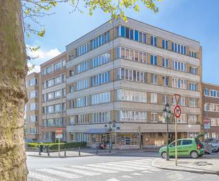 Aangename en ruime studio op de vijfde verdieping met lift in een goed beheerde en onderhouden residentie. Residentieel en centraal gelegen in...