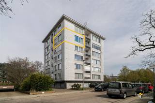 <p><span>Kerkeveldlaan 41 (5ème étage) - Deurne</span></p><p><span> </span></p><p><span>Appartement idéal pour débutants (49 m²) avec 1 chambre à Deurne.</span></p><p><span> </span></p><p><span>Vous vivez ici dans un endroit calme au pied du parc Bisschoppenhof, tout en bénéficiant d'une excellente accessibilité. Grâce à la proximité de la Bisschoppenhoflaan et de la Ter Heydelaan, vous disposez de nombreuses possibilités de transport public et vous pouvez rejoindre l'autoroute en un rien de temps. Les stations de vélo sont également accessibles à pied.</span></p><p><span>L'appartement est situé au cinquième étage d'un immeuble de 7 étages bien entretenu, dont le toit a déjà été isolé. Les frais fixes sont de €115/mois et le chauffage est commun sur mazout. De nouvelles fenêtres en PVC ont été installées en 2014 et l'électricité est conforme.</span></p><p><span>Actuellement, l'appartement est loué à €575/mois (€500 loyer + €75 frais fixes), ce qui le rend également intéressant en tant qu'investissement.</span></p><p><span>Grâce à sa situation en hauteur, vous bénéficiez d'une lumière agréable et d'une vue dégagée sur les environs. L'appartement se compose d'un séjour lumineux (25 m²), d'une cuisine séparée (4 m²) avec équipement de base, d'une chambre (12 m²) et d'une salle de bains (4 m²) avec cabine de douche, toilettes, sèche-serviettes et meuble-lavabo.</span></p><p><span>Enfin, l'appartement dispose d'une cave privée et d'un local à vélos commun.</span></p><p><span>Vous êtes à la recherche d'un appartement abordable pour débuter ou d'un investissement intéressant dans un endroit facilement accessible ? Ne manquez pas cette opportunité ! Surface habitable 49 m² – ref : surface brute de plancher. Pour plus d'informations ou une estimation gratuite, visitez </span><span><span>www.hansimmo.be</span></span></p><p><span> </span></p>