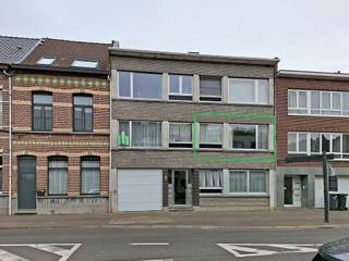 Verhuurd appartement, gelegen op een steenworp van het centrum, ziekenhuis, scholen, stadsvesten... Op de eerste verdieping van een kleinschalig gebouw met slechts 5 entiteiten, bevindt zich dit verhuurd appartement. Er is geen lift en geen syndicus wat de gemeenschappelijke kosten enorm drukt. Het appartement onderging een totale renovatie in 2013. Het dak van het gebouw werd vernieuwd in 2015. Indeling: inkom, leefruimte met geïnstalleerde keuken in een nis, kleine berging, badkamer met douche in bad, enkele wastafel, aansluiting voor een wasmachine en toilet en één slaapkamer welke toegang geeft tot een zonnig terras met bergkast. Een garagebox is inclusief de vraagprijs. Lage gemeenschappelijke kosten!