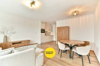 Dit aangename en volledig gemeubelde appartement is gelegen in het hart van Westende-bad en vormt een ideale uitvalsbasis aan zee of een interessante investering. Het appartement bevindt zich in een verzorgd gebouw en beschikt over een lichtrijke leefruimte met open keuken, uitgerust met de nodige toestellen. Verder zijn er een aparte toiletruimte, een badkamer met douche en aansluiting voor een wasmachine, en een comfortabele slaapkamer die rustig achteraan is gelegen.<br />Het appartement is voorzien van energiezuinige beglazing, conforme elektriciteit en elektrische verwarming. In het gebouw is een gemeenschappelijke fietsenberging aanwezig en bovendien zijn er vier gemeenschappelijke autostandplaatsen ter beschikking van de eigenaars. Dankzij de centrale ligging op wandelafstand van zee, strand en alle voorzieningen, en de gemeubelde verkoop, is dit appartement meteen gebruiksklaar. Een mooie opportuniteit voor eigen gebruik, tweede verblijf of verhuur aan de kust.<br />EPC: 354 kWh/m² - UC: 3069373 ~ Vg, Wg, Gvkr, Gvv, Gmo ~ Ref. MI24410