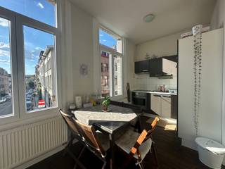 Op zoek naar een instapklaar appartement met een warme en lichte sfeer? Dit charmante, volledig gemeubelde appartement op de eerste verdieping...