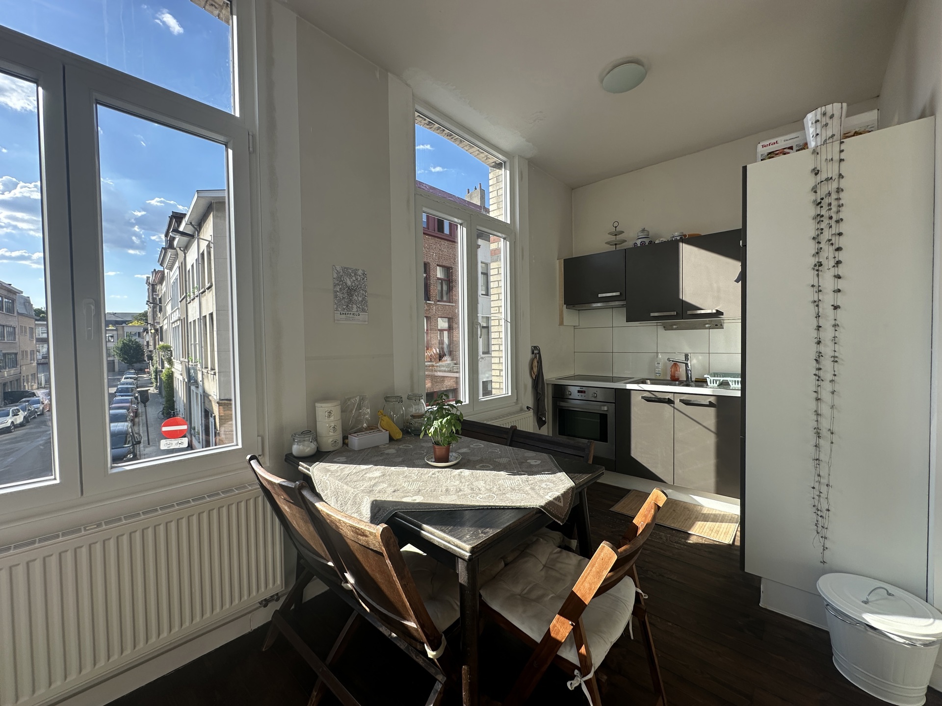 Gemeubeld appartement met veel licht in rustige straat - foto 3