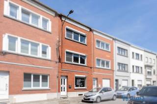 Op zoek naar een woning waar je zonder zorgen je verhuisdozen kan uitpakken en meteen kan genieten? Dan zal deze verrassend ruime gezinswoning je ongetwijfeld weten te bekoren.<br /><br />Met een bewoonbare oppervlakte van circa 164 m² combineert deze woning ruimte en comfort. Tussen 2020 en 2021 werd de woning grondig vernieuwd, waardoor ze vandaag volledig instapklaar is. Zo werden onder meer de keuken, badkamer, elektriciteit, sanitaire leidingen, centrale verwarming, trappen en pleisterwerken aangepakt.<br /><br />Bij het binnenkomen word je verwelkomd in een gezellige leefruimte die naadloos overgaat in de eetplaats en de moderne open keuken met centraal ziteiland. Deze aangename leefomgeving vormt het hart van de woning en biedt alle ruimte om samen te koken, te ontspannen en gasten te ontvangen. Verder beschikt het gelijkvloers over een gastentoilet, een praktische was- en bergruimte en een extra tuinkamer die voor tal van doeleinden kan worden gebruikt.<br /><br />Op het verdieping bevinden zich 3 volwaardige slaapkamers en een bijzonder ruime badkamer uitgerust met een ligbad, inloopdouche, badkamermeubel en een 2<sup>de</sup> toilet. Daarnaast beschikt de woning ook over een handige kelderruimte voor extra stockage.<br /><br />Ook technisch scoort deze woning uitstekend. Met een EPC-label D – 316 kWh - is er geen renovatieplicht. Verder geniet u van conforme elektriciteit, dubbel glas, elektronische rolluiken, een asbestveilig attest, een solide constructie en een gunstig kadastraal inkomen van slechts 532 euro. De woning werd bovendien steeds met de grootste zorg onderhouden.<br /><br />Buiten wacht een onderhoudsvriendelijke tuin met gezellig terras en tuinhuis, de ideale plek om te genieten van zonnige dagen, een barbecue met vrienden of een rustig moment na een drukke werkdag.<br /><br />De ligging vormt een extra troef. Gelegen in een rustige straat woon je hier op korte afstand van het centrum van Aalst, scholen, winkels, horeca en recreatiemogelijkheden.<br /><br />Dankzij de vlotte verbinding naar de E40, belangrijke invalswegen en het openbaar vervoer geniet je bovendien van een uitstekende bereikbaarheid.<br /><br />Ben je op zoek naar een instapklare woning met ruimte, comfort en een centrale ligging? Vraag vandaag nog jouw bezoek aan en ontdek zelf waarom dit de ideale thuis kan zijn voor jou en je gezin.