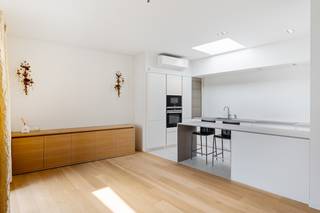 Op een rustige, groene locatie te Lier bevindt zich dit luxueus afgewerkt duplex appartement met 2 slaapkamers en een ruim terras. Het kleinschalige appartementsgebouw bevindt zich naast de Stadsvest. Het bruisende centrum van Lier met zijn cultuuraanbod, winkels, horeca en scholen liggen op wandelafstand. Tevens geniet u van een uitstekende bereikbaarheid vlakbij belangrijke invalswegen.<br /><br />We betreden het charmante duplex appartement op de eerste verdieping via de leefruimte. Deze royale leefruimte kan u inrichten met een aparte zithoek en eetplaats. De open keuken, voorzien van de voornaamste en uiterst kwalitatieve toestellen, werd mooi geïntegreerd. U geniet hier ook van veel lichtinval door de grote raampartijen. Nabij de leefruime en keuken bevindt zich een ruime berging, apart toilet en vestiaire. Het appartement beschikt ook over een ruim terras, aanpalend aan de keuken, waar u in alle rust kan genieten van het mooie weer. Via de trap of de lift komt u op de tweede verdieping van het appartementsgebouw, waar de twee slaapkamers zich bevinden. Bij de grote slaapkamer bevindt zich bovendien een tweede terras.Op deze verdieping bevindt zich ook een apart toilet en een prachtige badkamer uitgerust met lavabo en inloopdouche. U beschikt achteraan het gebouw over een privatieve parkeerplaats. Het appartement is voorzien van airco en voldoende ingemaakte kasten. De gemeenschappelijke kosten bedraagt €100 per maand.<br /><br />Het appartement is onmiddellijk beschikbaar.<br /><br />U dient een bezoekaanvraag in te dienen via het zoekertje op onze website via de knop "vraag bezoek aan".<br /><br />Dit is een uitstekende opportuniteit als u op zoek bent naar een recent en luxueus appartement met ruim terras in Lier. Contacteer ons voor meer informatie via info@boonstravastgoed.be.<br /><br />Bijzonderheden:<br />- EPC: B<br />- Uitstekende locatie<br />- Lift in het appartement
