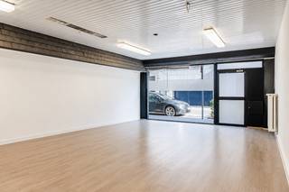 Wonen, ondernemen én investeren op een toplocatie in Antwerpen.<br /><br />In het bruisende hart van<strong> 2060</strong> Antwerpen bevindt zich deze verrassend ruime stadswoning met handelsgelijkvloers. Een eigendom die moeiteloos wonen en werken combineert en tegelijk tal van toekomstmogelijkheden biedt.<br /><br />Op het gelijkvloers vindt u een commerciële ruimte met uitstekende zichtbaarheid, ideaal voor een winkel, kantoor, praktijk of vrij beroep. Dankzij de aparte woonverdiepingen geniet u van een duidelijke scheiding tussen werk en privé.<br /><br />De woning beschikt over een ruime en lichtrijke<strong> leefruimte van ongeveer 40 m²</strong>, <strong>vier volwaardige slaapkamers </strong>en een <strong>praktische kelder</strong> die extra bergruimte voorziet.<br /><br />De royale indeling maakt deze eigendom geschikt voor zowel gezinnen, zelfstandigen als investeerders.<br /><br />Gelegen op wandelafstand van winkels, scholen, openbaar vervoer en het Centraal Station geniet u hier van alle voordelen van het stadsleven, terwijl u tegelijk investeert in een locatie met blijvende waarde.<br /><br /><strong>Troeven:</strong><br />Handelsgelijkvloers met uitstekende commerciële visibiliteit.<br />Ruime leefruimte van ca. 40 m².<br />Vier volwaardige slaapkamers.<br />Praktische kelder.<br />Wonen en werken onder één dak.<br />Centrale ligging nabij het centrum van Antwerpen.<br />Interessant voor eigen gebruik én investering.<br /><br /><strong>Technisch:</strong><br />EPC: 208 kWh/m2jaar<br />G-&amp;P-score: A&amp;A<br />Geen renovatieplicht<br />Stedenbouw in aanvraag<br /><br />Bent u op zoek naar een eigendom die meer biedt dan een klassieke stadswoning?<br />Dan nodigen wij u graag uit om de mogelijkheden van deze unieke combinatie van wonen en ondernemen zelf te ontdekken tijdens een bezoek.