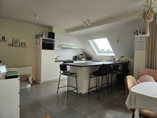 Ruim en centraal gelegen appartement met 3 slaapkamers en garage in Torhout

Dit ruim appartement is ideaal gelegen in het centrum van Torhout, op wandelafstand van winkels, scholen, openbaar vervoer en andere voorzieningen. Bovendien beschikt het appartement over een private garage.

De indeling is als volgt:

Via de inkomhal met gastentoilet bereikt u slaapkamer 1 en slaapkamer 2. Verder is er een ruime badkamer uitgerust met een douche, ligbad, wastafel en aansluiting voor een wasmachine en droogkast.

De ingerichte keuken beschikt over een nieuwe kookplaat, oven, dampkap en koelkast. Aansluitend vindt u een gezellig terrasje waar het aangenaam vertoeven is.

Op de verdieping bevindt zich een ruime en lichtrijke zithoek met plaats voor een bureelhoek, evenals slaapkamer 3.

Troeven van dit appartement:

* Centrale ligging in Torhout
* 3 volwaardige slaapkamers
* Private garage inbegrepen
* Ruime leefruimte met bureelhoek
* Terrasje
* Instapklare keuken met nieuwe toestellen

Huurprijs: 825 EUR / maand + 50 EUR voor de garage 
Geen algemene kosten! 

Interesse? Neem gerust contact op voor meer informatie of een bezoek ter plaatse.
marlies@immovernack.be