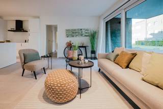 <p><strong>LIGGING<br /><br /></strong>De nieuwe residentie Hugo Claus is gelegen middenin een nieuwe woonzone, een kwalitatieve leefomgeving voor jong en oud.<br />U geniet er een uitermate centrale locatie, er is een vlotte connectie met de wagen naar belangrijke invalswegen. De R4 maar ook scholen, openbaar vervoer, grootwarenhuizen zijn vlakbij.<br />Deze residentie geniet een centrale ligging, doch een groene omgeving in combinatie met een moderne architectuur en kwalitatief wooncomfort.<br /><br /><strong>PROJECT en AFWERKING<br /><br /></strong>Residentie Hugo Claus omvat 25 nieuwbouwappartementen met diverse ondergrondse autostaanplaatsen.<br /><br />De appartementen zijn voorzien van alle moderne comfort.<br /><br />Ze zullen voorzien zijn van een warmtepomp en zonnepanelen waardoor er een uiterst energievriendelijk en een scherp E-peil zal zijn.<br /><br />De appartementen variëren qua oppervlaktes, alle units beschikken over 2 of 3 slaapkamers en een terras van minstens 9 tot wel 62 m².<br /><br />Het project wordt volledig opgebouwd met kwalitatieve en onderhoudsvriendelijke materialen die de duurzaamheid en het esthetische van het gebouw ten volle garanderen.<br /><br />Tijdens de ontwikkeling van het project is er oog voor detail, de ontwikkelaar staat dan ook garant voor een kwalitatieve bouw.<br /><br />Er is een verplichting tot aankoop van een autostaanplaats.<br /><br />Bent u op zoek naar een nieuwbouwappartement op een centrale locatie in Oostakker, vlakbij de R4 waar u een vlotte verbinding geniet doch omgeven door het groen, contacteer Fanny dan zeker op 0472 01 51 51.</p>