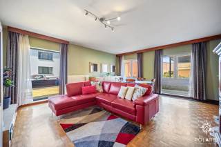 KIJKDAG OP 10/10 *** Reserveer je tijdsslot via www.polares.eu *** <br /><br />Dit gelijkvloers appartement van ongeveer 100 m² is gelegen in Nederokkerzeel en biedt een aangename en praktische indeling. De ruime leefruimte sluit aan op de keuken en de praktische berging. Verder beschikt het appartement over twee slaapkamers en een badkamer met ligbad, enkele wastafel en aansluiting voor de wasmachine.<br /><br />Het appartement is op te frissen en biedt hierdoor de mogelijkheid om het volledig naar eigen smaak en wensen in te richten. Er is geen terras en het gebouw beschikt niet over een lift. Bij het appartement horen bovendien een privatieve kelder en een garage, wat zorgt voor extra bergruimte en parkeermogelijkheid.<br /><br />Ook op technisch vlak biedt dit appartement heel wat troeven. Er geldt geen renovatieverplichting, de elektriciteit werd volledig vernieuwd met nieuwe leidingen, stopcontacten en lichtschakelaars, en wordt bovendien bevestigd door een conform keuringsattest. Daarnaast is het appartement volledig asbestvrij. De plannen en beschikbare attesten zijn te raadplegen op onze website.<br /><br />Een interessant appartement voor wie op zoek is naar een ruim gelijkvloers appartement met twee slaapkamers, garage en kelder, met bovendien zeer lage maandelijkse kosten en de mogelijkheid om het naar eigen smaak op te frissen.