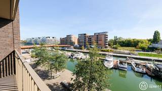Ben je op zoek naar een aangenaam appartement met een mooi uitzicht? Dit huurappartement bevindt zich op de Gelatineboulevard en is gelegen op de eerste verdieping en kijkt uit op de haven. Vanop het terras geniet je van het zicht op het water en de boten. Een fijne plek voor wie graag woont met wat leven en beweging voor de deur.<br /><br />Via de inkomhal kom je binnen in het appartement. Links van de inkomhal bevindt zich de keuken, die praktisch is ingericht en voldoende plaats biedt om comfortabel te koken. Aansluitend vind je de gezellige living, waar je plaats hebt voor een zit- en eethoek. Het uitzicht richting de haven geeft deze leefruimte net dat tikkeltje extra.<br />Verder beschikt het appartement over één slaapkamer en een badkamer voorzien van een douche, toilet en lavabo. Er is nog één gastentoilet aanwezig. Bij het appartement hoort ook een aparte kelderberging, handig voor spullen die je niet dagelijks nodig hebt.<br /><br /><strong>Troeven</strong>
<ul>
<li>Terras met zicht op de haven</li>
<li>Gelegen op de eerste verdieping</li>
<li>veel lichtinval </li>
<li>Aparte kelderberging</li>
<li>Gelegen boven een supermarkt</li>
<li>Parkeerplaats voor fietsen</li>
</ul>
<br /><strong>Ligging & omgeving</strong><br />De ligging aan de Gelatineboulevard en de haven geeft dit appartement een eigen karakter. Vooral het uitzicht over het water springt in het oog. De voorbijvarende boten zorgen doorheen de dag voor een wisselend tafereel.<br />Het appartement is een interessante keuze voor wie op zoek is naar een praktische woonst met terras en graag geniet van een uitzicht op het water.<br /><br />Ben je enthousiast? Interesse? Klik op “Ik ben kandidaat” via www.optie-m.be.<br /><br />Wil je weten wat jouw woning waard is? Contacteer ons via info@optie-m.be