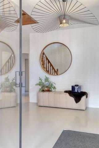 <p><span>Luxueuze villa met 6 slaapkamers.</span></p><p><span>Indeling: </span></p><p><span>Gelijkvloers: ruime inkomhal, woonkamer (60m²) met inbouwhaard en toegang tot het zonneterras. Volledig ingerichte keuken met ontbijthoek en toegang tot de tuin (en zonneterras).</span></p><p><span>2 slaapkamers, momenteel ingericht als logeerkamer en bureau. Badkamer met inloopdouche en dubbele wastafel, afzonderlijk wc.</span></p><p><span> </span></p><p><span>1ste verdiep: nachthal, 4 slaapkamers (26m²,19m²,12m² &amp;10m²) waarvan 1 ingericht als dressing, badkamer met ligbad, dubbele wastafe en wc.</span></p><p><span> </span></p><p><span>2de verdiep: geïsoleerde zolder met trektrap.</span></p><p><span> </span></p><p><span>De woning is volledig onderkelderd en  ingericht als een dubbele garage met sectionale poort, wasplaats, stockage en hobbyruimte (en stookruimte/technische ruimte).</span></p><p><span>De omheinde tuin is  voorzien van een elektrische poort</span></p><p><span>De woning werd volledig gerenoveerd na 2010 (cv 2010, ramen 2021, elektriciteit,...)</span></p><p><span>Regenwaterput van 5.000liter.</span></p><p><span>De woning is gelegen aan het  Bois de Strihoux op 3min van de gemeentelijke Basisschool Bierghes, Bakkerij &amp; Intermarché, op 4 min van de Colruyt.</span></p><p><span>Op 4km van de Ring, 10km van Halle centrum op 6km van het treinstation in Edingen..</span></p><p><span>Mogelijk 3% registratierechten!</span></p><p><span> </span></p><p><span> </span></p>