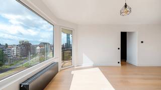 <p>In de Graaf d’Ursullaan, op een centrale locatie in het levendige Heist-aan-Zee en op wandelafstand van het strand, vinden we dit volledig gerenoveerde appartement van ca. 100 m². Dankzij de brede raampartijen, het terras aan de voorzijde en het open uitzicht over de vernieuwde Elizabetlaan geniet de leefruimte van een overvloed aan natuurlijk licht.</p>
<p>Bij binnenkomst leidt de ruime inkomhal u naar de lichtrijke woonkamer met eetgedeelte, waar u in alle comfort kunt ontspannen of gasten ontvangen. Aansluitend bevindt zich een moderne keuken, uitgerust met hoogwaardige AEG-toestellen.</p>
<p>Het appartement beschikt over twee volwaardige slaapkamers, elk met eigen badkamercomfort. De master beschikt over een ensuite douchekamer, terwijl de tweede slaapkamer wordt bediend door een aparte badkamer met inloopdouche. Deze indeling garandeert zowel privacy als praktisch gebruiksgemak.</p>
<p>Extra troeven zijn de privatieve kelderberging en de gezamenlijke fietsenberging in de residentie.</p>
<p>Met zijn kwaliteitsvolle afwerking, royale lichtinval en uitzonderlijke ligging op slechts enkele stappen van zee, winkels en restaurants, combineert dit instapklare appartement een hedendaagse woonervaring met de charme van de kust. Een ideale pied-à-terre of vaste woonst voor wie comfort en locatie wil verenigen.</p>