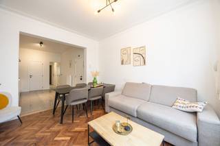 <p>Wonen in een fietsstraat, midden in Antwerpen</p><p>De Van Stralenstraat ligt vlak bij het Centraal Station, de universiteitsbuurt en de Meir. Een plek waar de stad altijd in beweging is, maar waar de straat zelf verrassend rustig blijft. Omdat het een fietsstraat is, gaat het tempo hier net iets anders. Minder haast, meer ruimte voor fietsers en voetgangers. Alles ligt op wandelafstand: winkels, cafés, scholen en openbaar vervoer.</p><p>In dit kleinschalige gebouw bevindt zich een gerenoveerd appartement met een doordachte indeling, een leuke stadskoer en aangenaam veel licht.</p><p>• Gelegen in een fietsstraat in hartje Antwerpen<br />• Vlak bij universiteitsbuurt, Centraal Station en de Meir<br />• Gerenoveerd appartement met frisse afwerking<br />• Lichtrijke leefruimte met open keuken<br />• 2 slaapkamers<br />• Extra ruimte voor dressing of bureau<br />• Zalige stadskoer voor de perfecte apero</p><p>Binnen kom je meteen terecht in de leefruimte, waar het daglicht vrij binnenvalt. Grote ramen zorgen voor een open en aangename sfeer. Een plek waar je makkelijk woont, werkt of vrienden ontvangt.</p><p>De open keuken sluit hier mooi op aan en is praktisch ingericht met voldoende werkruimte en opbergkasten. Alles wat je nodig hebt ligt binnen handbereik. Een keuken waar koken vanzelfsprekend aanvoelt. Achteraan is er een leuke stadstuin, ideaal voor een bqq of apero met vrienden.</p><p>Verder in het appartement vind je twee slaapkamers. De hoofdslaapkamer biedt voldoende ruimte voor een comfortabel bed en kasten. De tweede kamer kan perfect dienen als slaapkamer, bureau of logeerkamer.</p><p>De badkamer is modern afgewerkt en uitgerust met een inloopdouche en een stijlvol wastafelmeubel. Verder is er ook een praktische berging voorzien, handig voor wasmachine, voorraad of alles wat je liever netjes uit het zicht houdt.<br />Een appartement met een slimme indeling op een plek waar Antwerpen zich van zijn levendige kant laat zien, met alles wat je nodig hebt op wandelafstand.</p><p>Ontdek het zelf — plan je bezoek via sinjoor.be.<br /></p>