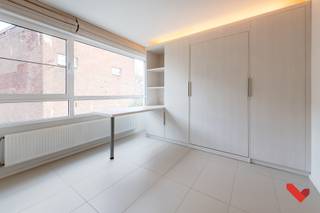 VOOR DE SNELLE BESLISSERS!<br />ACADEMIEJAAR 2026-2027<br /><br />Welkom in deze ruime studentenstudio gelegen in hartje Leuven!<br />Deze ruime studio beschikt over een geïnstalleerde kitchenette, eigen sanitair en een geïnstalleerd meubel met opklapbaarbed.<br />Dankzij de grote raampartijen kan u tevens genieten van aangenaam natuurlijk daglicht.<br /><br />Deze fraai gerenoveerde studentenresidentie huisvest een 60-tal leuke en lichtrijke studio's.<br />Achteraan het gebouw is er een afgesloten gemeenschappelijke fietsenstalling.<br />De residentie is in een heel rustige buurt gelegen, vlot bereikbaar via afrit autostrade, voor het openbaar vervoer en richting stadscentrum. Ook van hieruit vlotte verbinding naar campussen en in het bijzonder Sportkot, GHB, Heverlee.<br /><br />Deze studio is enkel beschikbaar voor studenten en met onmiddelijke intrede.<br /><br />Huurprijs: €650 + €50 provisie nutsvoorzieningen.