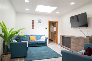 HOBOKEN | RUIME GEZINSWONING MET VIER TOT VIJF SLAAPKAMERS EN TUIN OP EEN TOTALE GRONDOPPERVLAKTE VAN 150m² | EPC C |Indeling als volgt :...