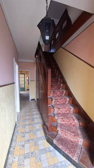 <p><span>In de wijk Schoten Donk nabij de Vaart en op korte afstand van centrum Schoten bieden wij u deze totaal te renoveren doch oerdegelijke woning met zeer grote tuin.</span></p><p><span>Mede door haar mooie gevelbreedte van ca. 7.00m beschikt deze woning over een uitstekend woonvolume met tal van mogelijkheden.</span></p><p><span>De woning werd eerder gebruikt als tweewoonst met respectievelijk op het gelijkvloers als ook op de 1ste verdieping een keuken met aansluitend een douchekamer en apart toilet.</span></p><p><span>Mits renovatie zijn er mogelijkheden tot het maken van een grote gezinswoning met tot wel 5 of 6 volwaardige slaapkamers en 2 badkamers.</span></p><p><span>De zij-ingang leent zich als ideale doorgang naar de tuin en voor fietsen.</span></p><p><span>Op zoek naar een grote gezinswoning met potentieel en herkent u de voordelen van een renovatie naar eigen keuze?</span></p><p><span>Boek dan snel een afspraak en kom zeker niet TE LAET!</span></p>