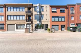 <p>In een verzorgd en kleinschalig gebouw bevindt zich dit aangename appartement met een doordachte en praktische indeling.<br /><br />De ruime living met open keuken geniet van veel natuurlijke lichtinval dankzij de grote raampartijen, wat zorgt voor een open en luchtig gevoel. De zonnige oriëntatie maakt het geheel extra aangenaam doorheen de dag.<br />Verder beschikt het appartement over een ruime en verzorgde badkamer en een functionele indeling die optimaal gebruik maakt van de beschikbare ruimte.<br /><br />Het gebouw is rustig en goed onderhouden, en wordt niet beheerd door een syndicus, wat zorgt voor een eenvoudig en overzichtelijk beheer.<br />Een ideaal appartement voor wie op zoek is naar licht, comfort en een praktische woonomgeving.</p><p>Wenst u meer informatie of had u graag een bezichtiging gewenst? Info@markasa.be<span></span> of 03/827.72.92</p>