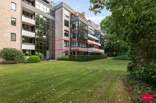 Dit uitzonderlijk appartement van maar liefst 204 m² combineert een zee van ruimte met een overvloed aan natuurlijk licht. Gelegen op de eerste verdieping van een verzorgd gebouw, geniet u hier van een stijlvolle en comfortabele thuis waar elk detail bijdraagt aan een gevoel van rust en openheid.

Bij het betreden van de ruime inkomhal ervaart u meteen de aangename, lichte sfeer. De natuurstenen vloer en de royale indeling geven een voorproef van de elegantie die de rest van het appartement te bieden heeft.

Leefruimte vol daglicht
De leefruimte is zonder twijfel het kloppend hart van dit appartement. Dankzij de grote raampartijen rondom baadt de ruimte de hele dag in zonlicht. De parketvloer en vloerverwarming zorgen voor een warme, huiselijke toets. Hier vloeien woon- en eetgedeelte naadloos samen tot een riant geheel, perfect om gasten te ontvangen of om zelf in alle rust te genieten.

Keuken en praktische ruimtes
De keuken is volledig uitgerust en aangrenzend bevinden zich een praktische ruime (koele)berging alsook een wasplaats en technische ruimte.

Drie slaapkamers
Het appartement beschikt over drie ruime slaapkamers. De master bedroom is voorzien van een en-suite badkamer, terwijl de overige kamers gebruik kunnen maken van een tweede badkamer. Tenslotte is er ook een apart gastentoilet aanwezig.

Buitenruimte &amp; voorzieningen
Het zonnige terras vormt een heerlijke plek om buiten te ontspannen met een groen uitzicht. Daarbovenop beschikt u over een dubbele garagebox (verplicht bij aan te kopen aan €30.000) en is er een lift in het gebouw aanwezig.

Ligging
De ligging is ideaal: net buiten de Ring van Turnhout, met groene wandelmogelijkheden letterlijk om de hoek. Winkels, horeca en alle nodige voorzieningen bereikt u eenvoudig met de fiets.

Maandelijkse kosten
De gemeenschappelijke kosten bedragen ca. €300/maand. Volgende zaken zijn hierbij inbegrepen: privéwaterverbruik, poetsen van de gemene delen, ramenwasser, tuinonderhoud, lift, ...