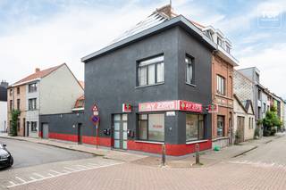 Vlak bij de Brugse Poort vinden we deze opbrengsteigendom met op het gelijkvloers een professionele ruimte en op de bovenverdieping een ruim 2-slaapkamerappartement. Het gebouw werd in 2016 grondig gerenoveerd en is voorzien van zonnepanelen.<br /><br />Het gelijkvloers is ingericht als professionele ruimte en beschikt over een onthaal, praktijkruimte, afzonderlijk keukentje en douche. Alle nodige nutsvoorzieningen zijn aanwezig. Achteraan is er een aangenaam terras. Een eigen garage is op deze locatie uiteraard mooi meegenomen.<br /><br />Op de bovenverdieping bevindt zich het appartement met twee slaapkamers, een ruime en lichtrijke woonkamer en een open keuken. Het appartement heeft EPC-label B en is momenteel verhuurd aan € 1.400 per maand all-in.<br /><br />Dankzij de combinatie van wonen en professionele ruimte is dit pand interessant als investering, maar ook voor wie zijn eigen praktijk of zaak met een woongelegenheid wil combineren.<br /><br />Beschikbaar bij akte!<br /><br />Contacteer Top Vastgoed voor een bezoek op 0475 700 700!