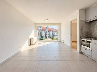 Tof appartement op een leuke locatie te Zeebrugge, nabij de oude Vismijn en de mooi vernieuwde jachthaven. <br /><br />Dit appartement bevindt zich op de 2de verdieping van een goed onderhouden residentie en heeft volgende indeling: inkomhal gezellige leefruimte met ingerichte open keuken, aangenaam terras aan de voorzijde, een aparte slaapkamer en een verzorgde badkamer met toilet, lavabo en douche. <br /><br />Goede en centrale locatie vlakbij de winkels en het openbaar vervoer.<br />Onmiddelijk beschikbaar<br /><br />Huurprijs per maand: 750 euro huur per maand inclusief syndickosten + 30 euro provisie waterverbruik.<br /><br />Bezoeken? Contacteer Willem Cauwels op tel. 050/89.27.70