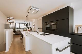 <p><span>Instapklare, moderne nieuwbouwwoning in Oud-Berchem</span></p><p><span> </span></p><p><span>OMGEVING </span></p><p><span>Deze recente, energiezuinige woning bevindt zich in het geliefde Oud-Berchem, een levendige en karaktervolle buurt waar rust en stedelijke dynamiek mooi samenkomen. In de directe omgeving vind je tal van winkels, gezellige horecazaken, scholen en openbaar vervoer. Met onder andere bakkerij Funk om de hoek en supermarkten op wandelafstand heb je bovendien alle dagelijkse voorzieningen vlakbij. Ook het bruisende stadscentrum van Antwerpen en de belangrijke invalswegen zijn vlot bereikbaar, wat van deze locatie een bijzonder praktische uitvalsbasis maakt. </span></p><p><span> </span></p><p><span>INDELING </span></p><p><span>Deze woning werd volledig vernieuwd, waarbij enkel de twee zijgevels behouden bleven. Tijdens de totaalrenovatie werd werkelijk aan elk detail gedacht, en gewerkt volgens de regels van de nieuwbouwkunst met een bijzonder mooie combinatie van hedendaags comfort, hoogwaardige afwerking en energiezuinig wonen.</span></p><p><span>De woning beschikt over een verluchtingssysteem D met warmteterugwinning en is doorheen de woning afgewerkt met een prachtig parket, wat zorgt voor een warme en stijlvolle uitstraling. Daarnaast zijn er zonnepanelen aanwezig en werd ook op vlak van comfort en akoestiek aan alles gedacht. Tussen de verschillende verdiepingen werd zowel akoestisch als thermisch geïsoleerd en zelfs de garage beschikt over een geïsoleerde deur. Alle drie de terrassen zijn bovendien voorzien van een groendak, wat het duurzame karakter van de woning extra benadrukt. </span></p><p><span> </span></p><p><span> </span></p><p><span>Op het gelijkvloers bevindt zich een inpandige garage met elektrische poort, ideaal om de wagen droog te stallen en fietsen of andere spullen netjes binnen op te bergen. Via de inkomhal bereik je een praktische dressing, een apart toilet en de eerste slaapkamer. Deze kamer sluit rechtstreeks aan op een aangenaam terras en beschikt bovendien over een prachtige badkamer, uitgerust met zowel een inloopdouche als een ligbad. Deze kamer kan ook dienst doen als bureau of multifunctionele ruimte.</span></p><p><span> </span></p><p><span>De eerste verdieping vormt het kloppende hart van de woning. Hier bevindt zich een ruime, volledig uitgeruste open leefkeuken die mooi overvloeit in de lichtrijke leefruimte. Vanuit de keuken heb je rechtstreeks toegang tot een prachtig terras via een groot schruifraam, een heerlijke plek om te genieten van de avondzon. </span></p><p><span> </span></p><p><span>Op de tweede verdieping bevinden zich nog twee ruime slaapkamers, bereikbaar via de nachthal. De master bedroom beschikt bovendien over een eigen terras. Op deze verdieping vind je eveneens de tweede badkamer, voorzien van een douche, toilet en lavabo. </span></p><p><span> </span></p><p><span> </span></p><p><span>TROEVEN </span></p><p><span>- Energiezuinige woning </span></p><p><span>- Ventilatiesysteem D </span></p><p><span>- Elektrische keuring conform </span></p><p><span>- Zonnepanelen </span></p><p><span>- Voordeur met elektrisch slot</span></p><p><span>- Waterverzachter </span></p><p><span> </span></p><p><span> </span></p><p><span> </span></p><p><span> </span></p><p><span> </span></p><p><span> </span></p>