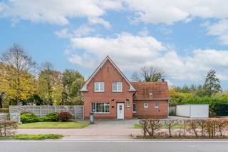 Bent u op zoek naar een woning met karakter, ruimte én mogelijkheden om volledig naar uw eigen smaak in te richten? Deze vrijstaande woning,...