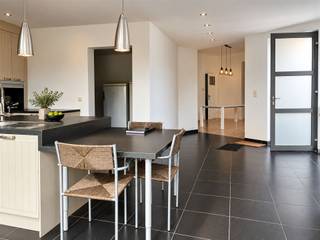 <p><span>Ruime gezinswoning met 4 slaapkamers en een groene oase in Eppegem</span></p><p><span>Op zoek naar een woning met karakter, ruimte én een prachtige tuin? Deze charmante gezinswoning combineert authentieke elementen met een lichtrijke, moderne uitbouw en biedt tal van mogelijkheden om er helemaal jouw thuis van te maken.</span></p><p><span>Het kloppende hart van de woning is de ruime uitbouw met een volledig ingerichte keuken en een gezellige eethoek. Dankzij de grote raampartijen geniet je hier van veel natuurlijk licht en een prachtig uitzicht op de groene tuin. De aangrenzende berging zorgt voor extra praktisch comfort.</span></p><p><span>Vanuit de eetplaats wandel je naadloos door naar het warme, knusse salon. Op het gelijkvloers vind je verder een gastentoilet en een bijkomende bergruimte, die desgewenst kan worden ingericht als extra sanitaire ruimte.</span></p><p><span>De eerste verdieping telt twee volwaardige slaapkamers en een badkamer. Op de ingerichte zolderverdieping bevinden zich nog twee extra slaapkamers. Ideaal voor een groter gezin, maar ook perfect als thuiskantoor, hobbykamer of logeerruimte.</span></p><p><span>Ook buiten is het volop genieten. De prachtige tuin op een perceel van 534 m² vormt een rustige, groene plek met veel privacy. De moderne tuinlounge van 16 m² nodigt uit tot ontspannen en gezellige zomeravonden. Op de oprit is plaats voor twee wagens. Daarnaast zijn er een praktische fietsenberging en een tuinhuis aanwezig.</span></p><p><span>De woning ligt gunstig nabij het dorpscentrum van Eppegem, met winkels, voorzieningen en belangrijke invalswegen richting Mechelen en Brussel.</span></p>