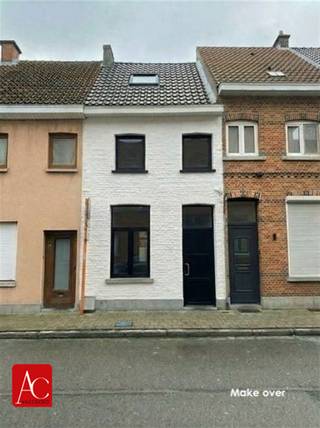 <p>Zeer centraal gelegen starterswoning met 2 slaapkamers en zolderruimte.</p><p>Dit totaal te renoveren pand is op zoek naar een paar gouden handen die van dit huis terug een echte thuis wil maken, <br />gelegen op een steenworp van de Grote Markt met tal van buurtwinkels en openbaar vervoer en scholen.<br />De indeling is als volgt: inkomhal, bureau, leefruimte, keuken, badkamer, toilet, bergruimte.<br />Op de eerste verdieping vinden we nog 2 ruime slaapkamers en toegang naar de zolderruimte die eventueel<br />ook kan dienen als extra slaapkamer of hobbyruimte.</p><p>De woning beschikt over een EPC label F, bijgevolg rust er een renovatieplicht op het goed, waarin de koper binnen de 6 jaar verplicht is om energetisch<br />te renoveren naar minstens energielabel D.</p><p>Neem vandaag nog contact op om deze woning te bezichtigen.</p>