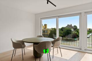 Ben je op zoek naar jouw droomwoning aan de kust? <br /><br />Ontdek dit prachtig gerenoveerde appartement op de mooie en open locatie van de Elisabethlaan 232 in Oostende. <br /><br />Met een adembenemend open zicht en een perfecte mix van comfort en stijl, zijn deze appartementen ideaal voor wie luxe en rust zoekt.<br /><br />De indeling van dit appartement biedt alles wat je nodig hebt voor een comfortabel en stijlvol leven. Stap binnen in de ruime woonkamer, waar het schitterende parket en de inbouwkasten een warme en luxueuze sfeer creëren. De grote ramen laten volop natuurlijk licht binnen en bieden een prachtig, open uitzicht.<br /><br />De moderne keuken is afgewerkt met hoogwaardige materialen en voorzien van de nieuwste toestellen. Met veel opbergruimte en een handige aangrenzende berging, is deze keuken zowel functioneel als elegant. <br /><br />Een apart toilet zorgt voor extra comfort en privacy.<br /><br />In de praktische badkamer vind je een zeer ruime inloopdouche, perfect om volledig tot rust te komen. De twee ruime slaapkamers, allebei afgewerkt met hetzelfde luxe parket, bieden een serene en stijlvolle slaapomgeving.<br /><br />Als kers op de taart zijn er twee prachtige terrassen, één voor de middagzon en één voor de ochtend- en avondzon. Hier kun je op elk moment van de dag genieten van het open uitzicht en de frisse lucht.<br /><br />Mis deze unieke kans niet! <br /><br />Prijzen vanaf €349.000. <br /><br />Er zijn 4 gelijkaardige appartementen beschikbaar. <br /><br />Wacht niet langer en plan vandaag nog jouw bezichtiging. Jouw nieuwe thuis wacht op jou aan de Elisabethlaan 232 in Oostende!