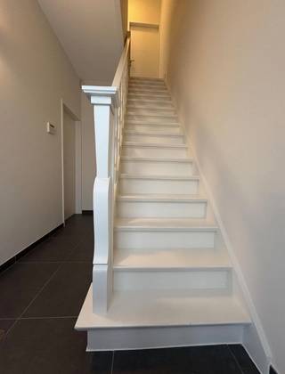 Verzorgde half open bebouwing met uitweg

Via de inkomhal betreedt u de ruime leefruimte met aansluitend de stijlvolle open keuken. Deze vormt het kloppend hart van de woning, perfect voor gezellige momenten met familie of vrienden. Door de grote raampartijen is deze ook bijzonder lichtrijk. Aansluitend aan de keuken is er een praktische berging, een eerste badkamer met douche en lavabomeubel en afzonderlijk toilet.
Op de eerste verdieping zijn er twee volwaardige slaapkamers en een tweede badkamer, voorzien van een ligbad, lavabo meubel en toilet. Via de vaste trap bereik je de ruime zolder, waar nog 2 kamers voorzien kunnen worden.

Buiten is er een ruim terras met grote tuin en tuinhuis aanwezig. Een extra troef is de uitweg achteraan.

Benieuwd naar deze woning? Neem dan vandaag nog contact op! Iedereen is welkom - na het maken van een afspraak - op de kijkdag op zaterdag 12 september 2026. Heel graag tot dan !

Troeven :
- mogelijkheid tot 4 slaapkamers
- regenput 7000l
- droge kelder
- alarm
- domotica
- elektrische rolluiken
- geen renovatieplicht
- vlotte bereikbaarheid

De vraagprijs van de woning is een instelprijs.
Geen immo of makelaar.
Tot binnenkort 🙂
