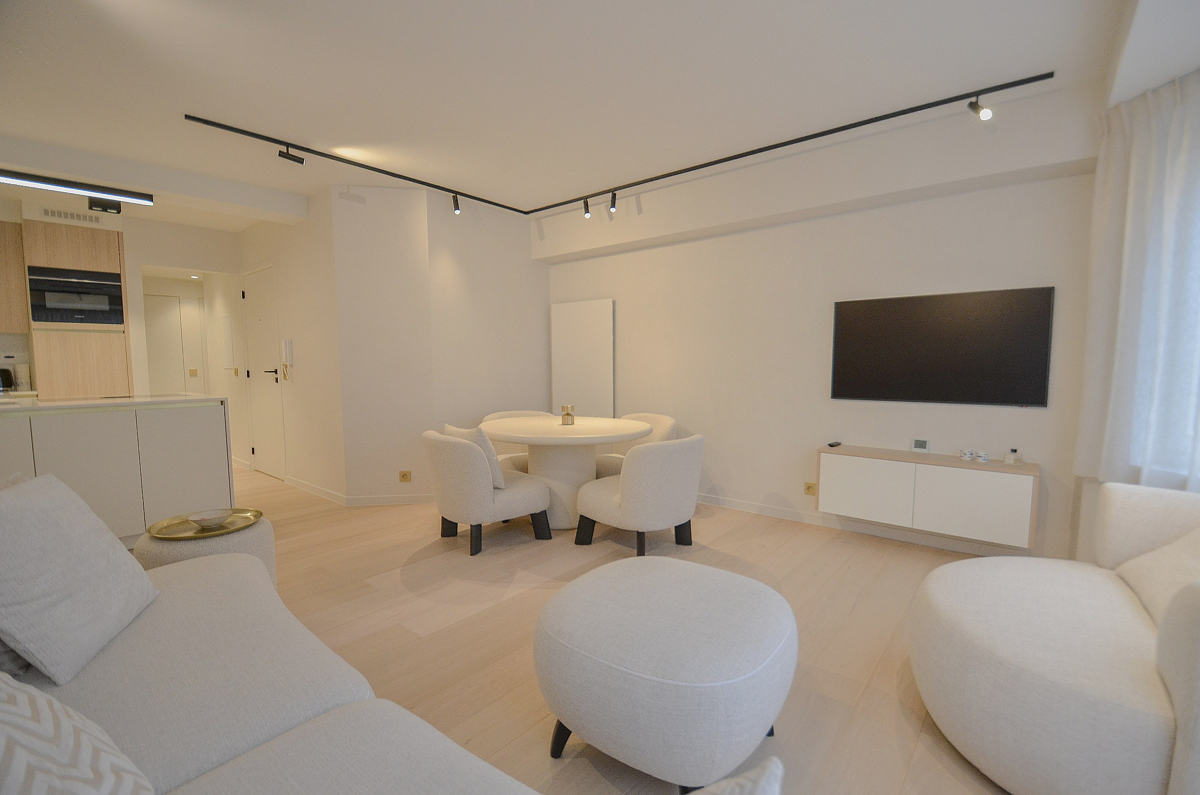 Appartement élégant entièrement rénové, à distance de marche de la mer et du centre commercial. - photo 4