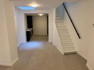 In het Antwerpse historisch centrum, aan de bruisende Universiteit ligt deze volledige (2025) renovatie. Of u het als eigen bewoning gebruikt, om...